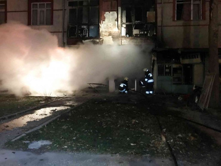 İş yerinde yangın çıktı, üst kattaki balkon zarar gördü