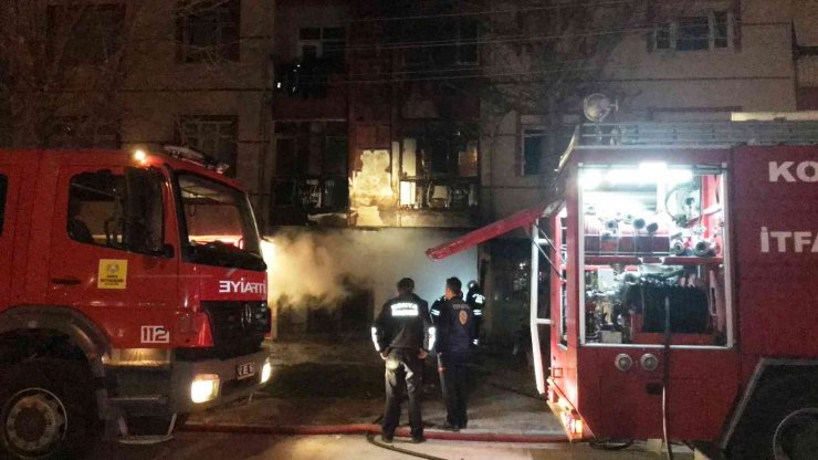 İş yerinde yangın çıktı, üst kattaki balkon zarar gördü