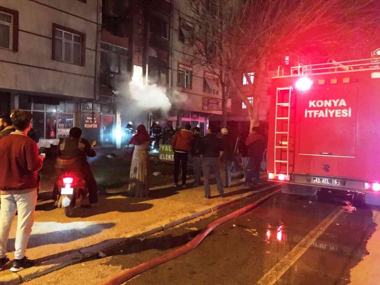 İş yerinde yangın çıktı, üst kattaki balkon zarar gördü