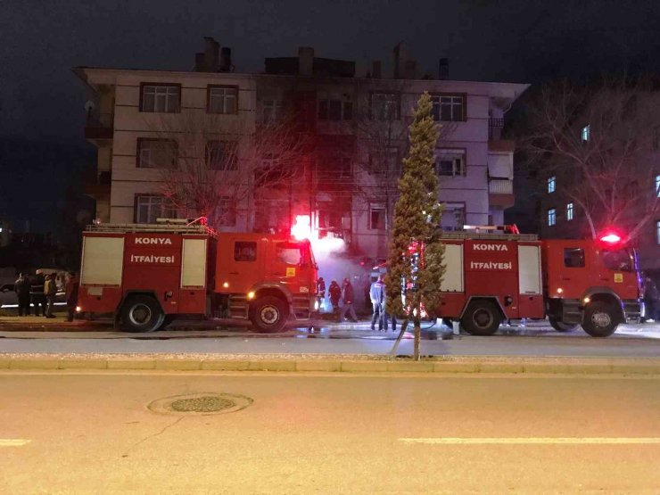 İş yerinde yangın çıktı, üst kattaki balkon zarar gördü