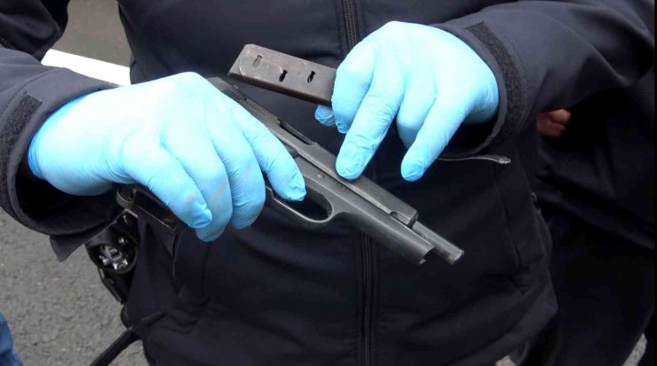 Silahla yakalandı “Çocuk pat pat atıyor" diyerek kendini savundu