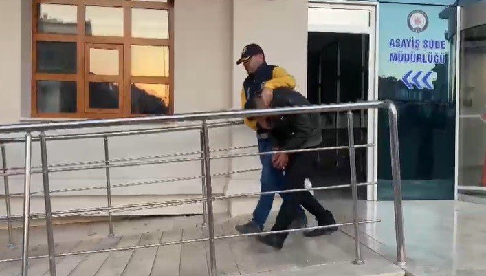 Otomobillerden mont, para ve anahtar takımı çalan hırsızı yakalandı