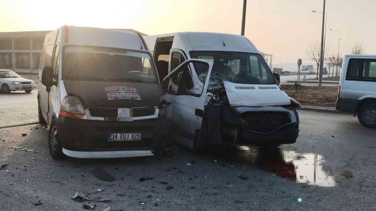 Konya’da servis minibüsleri ve otomobil çarpıştı: 14 yaralı