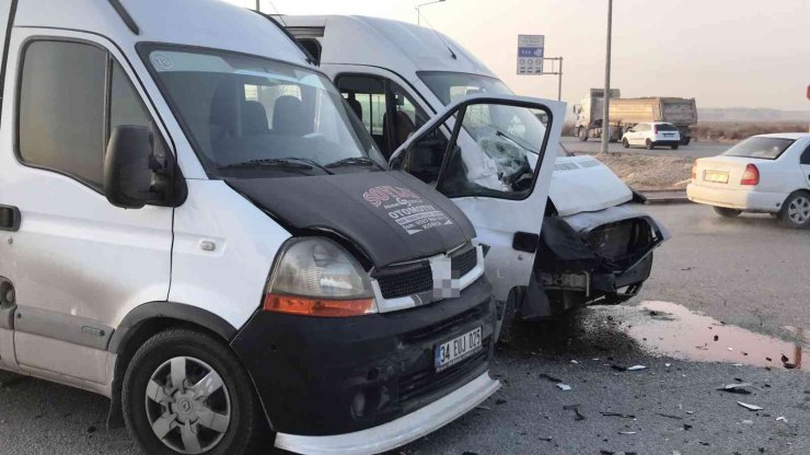 Konya’da servis minibüsleri ve otomobil çarpıştı: 14 yaralı