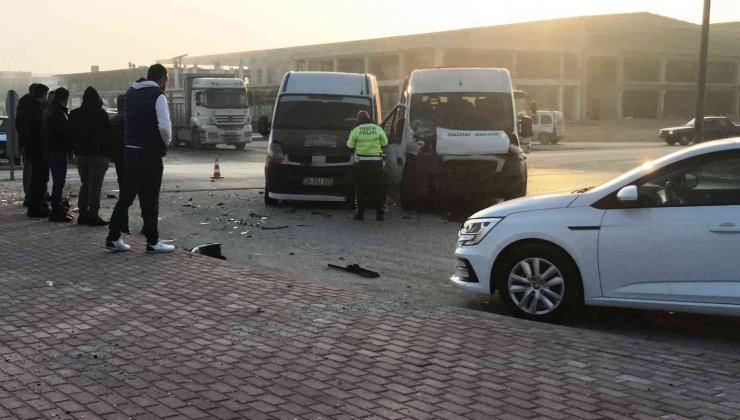 Konya’da servis minibüsleri ve otomobil çarpıştı: 14 yaralı