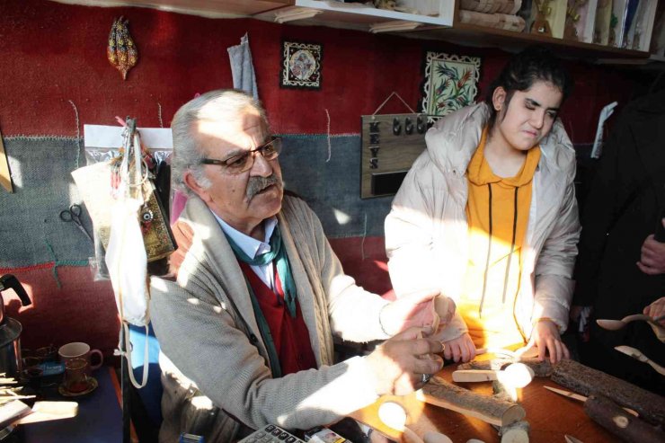 Kaşık ustası görme engellilere kaşık yapımını anlattı