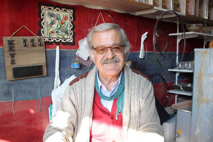 Kaşık ustası görme engellilere kaşık yapımını anlattı