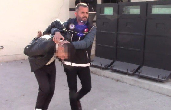 Polisten 30 dakika kaçtılar, duvara çarpınca 9 kilo uyuşturucuyla yakalandılar