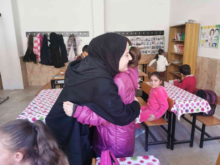 Üniversiteli öğrenciler minik öğrencileri kendi elleriyle giydirdi