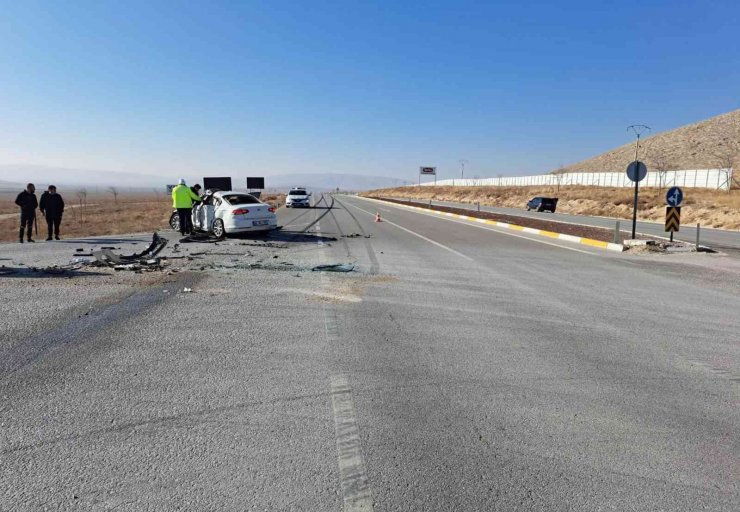 Konya’da tır otomobile çarptı: 2 ölü
