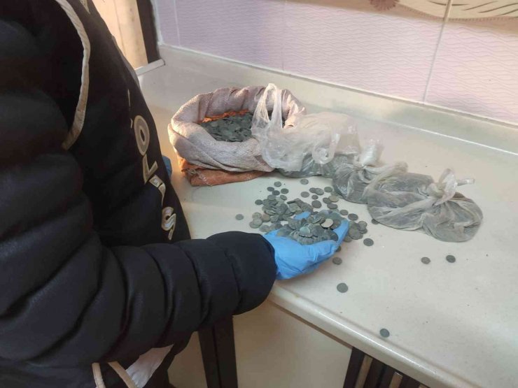 Konya’da polisin baskın yaptığı iş yerindeki dolapta tarihi eserler çıktı