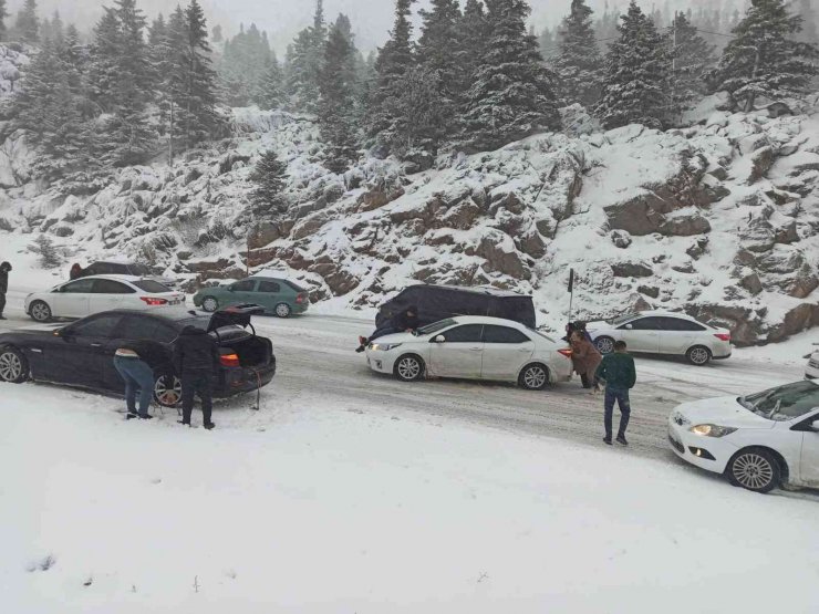 Kar yağışı Konya-Antalya karayolunda etkili oluyor