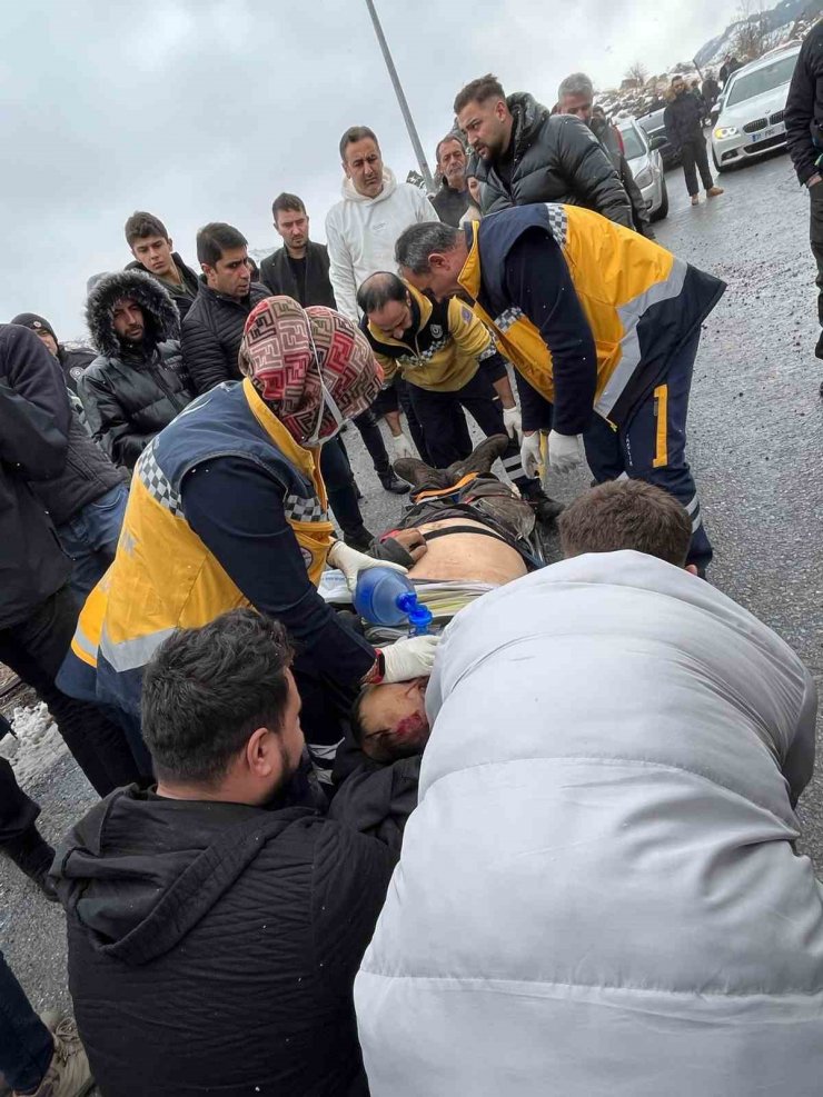 Şarampole devrilen kamyonetin sürücüsü hayatını kaybetti