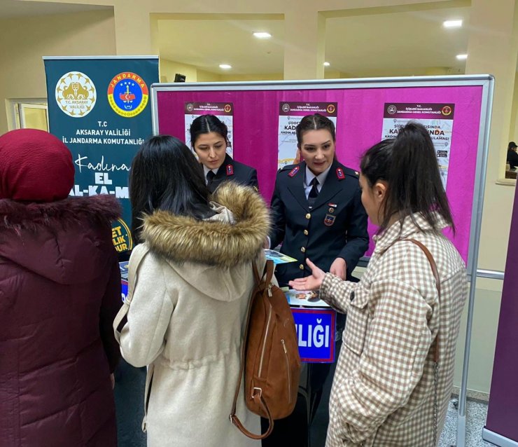 Jandarma, "Kadına El Kalkamaz" standı ile bilgilendirdi