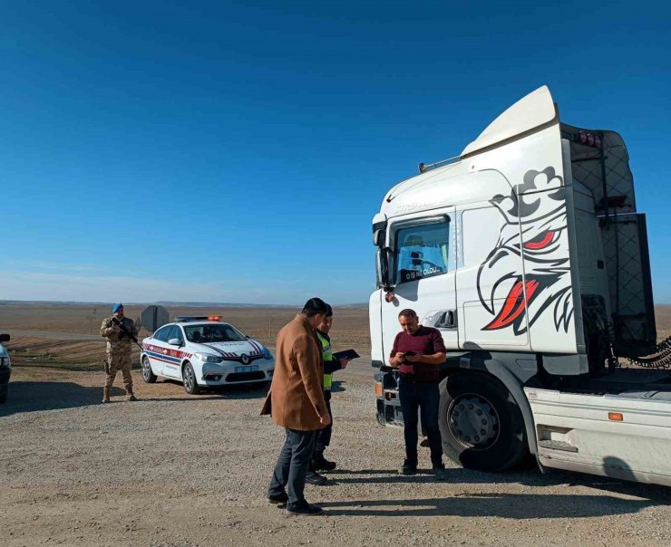 Aksaray’da jandarma tonajlı araç denetimlerine devam ediyor