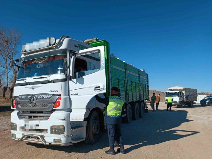 Aksaray’da jandarma tonajlı araç denetimlerine devam ediyor