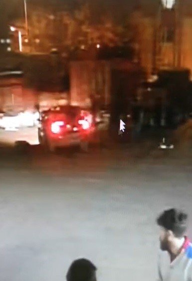 Park halindeki araçta patlama olunca camdan çıkıp kaçtılar