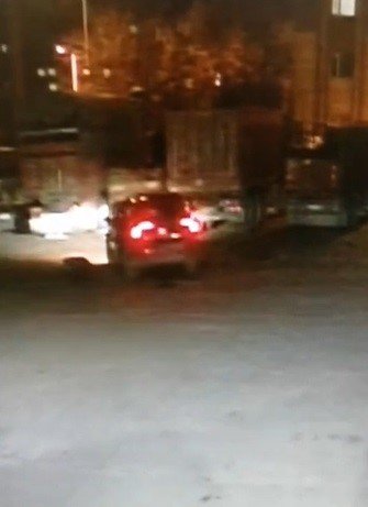 Park halindeki araçta patlama olunca camdan çıkıp kaçtılar