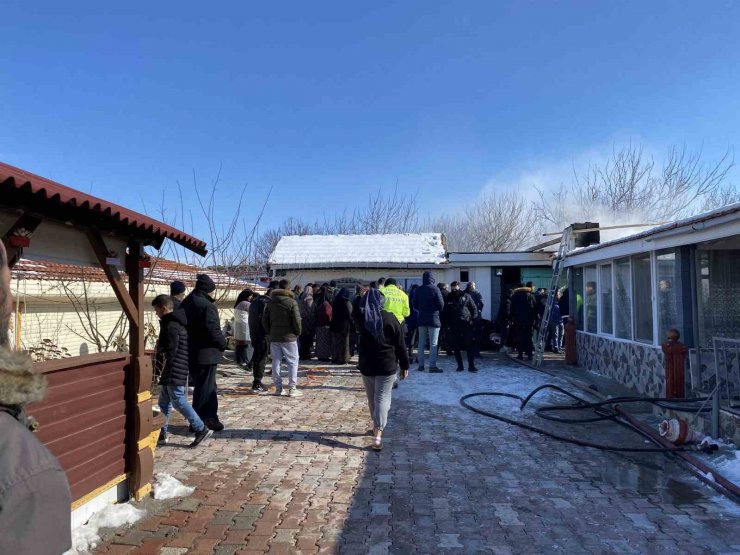 Konya’da garajda çıkan yangında otomobil kullanılamaz hale geldi