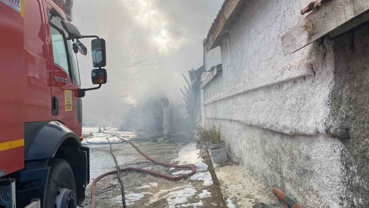 Konya’da garajda çıkan yangında otomobil kullanılamaz hale geldi