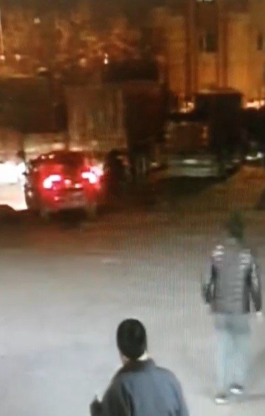 Park halindeki araçta patlama olunca camdan çıkıp kaçtılar
