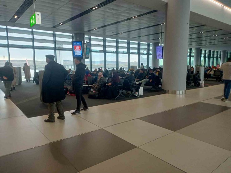 İki gündür uçmayı bekleyen Sivaslılardan THY’ye tepki