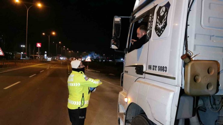 Eksi 9 dereceyi gören Aksaray’da buzlanmaya karşı denetimli uyarı