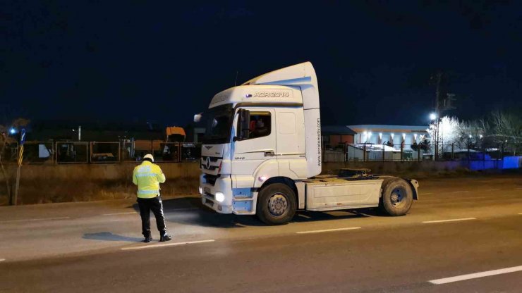 Eksi 9 dereceyi gören Aksaray’da buzlanmaya karşı denetimli uyarı