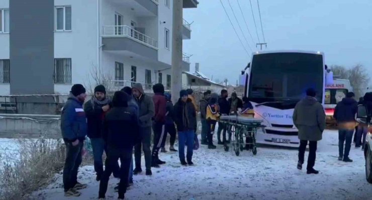 Buzlu yolda kayan servis minibüsü kanala düştü: 2 yaralı