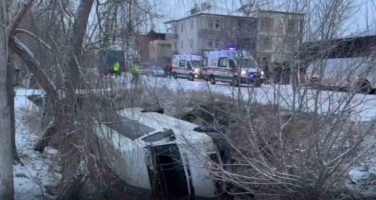 Buzlu yolda kayan servis minibüsü kanala düştü: 2 yaralı