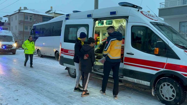 Buzlu yolda kayan servis minibüsü kanala düştü: 2 yaralı