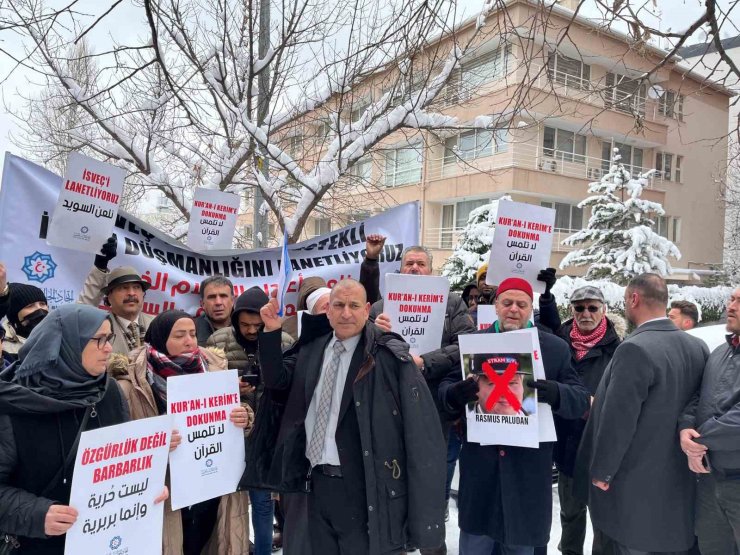 Arap Topluluğu Birliği’nden İsveç Büyükelçiliği önünde protesto