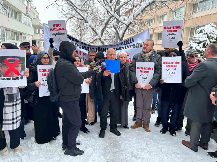 Arap Topluluğu Birliği’nden İsveç Büyükelçiliği önünde protesto