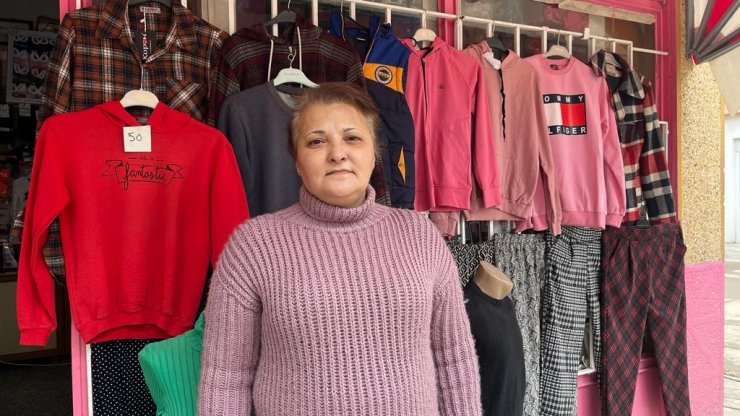 Motosikletle gelen hırsızlar saniyeler içinde kıyafet çaldı