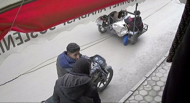 Motosikletle gelen hırsızlar saniyeler içinde kıyafet çaldı