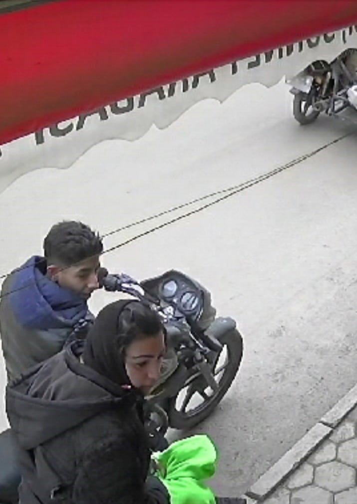 Motosikletle gelen hırsızlar saniyeler içinde kıyafet çaldı