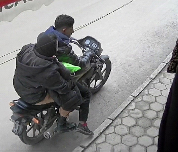 Motosikletle gelen hırsızlar saniyeler içinde kıyafet çaldı