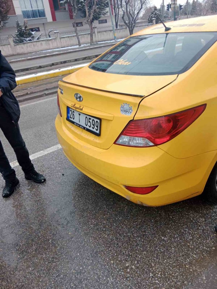 Duramayan Tofaş marka araç, ışıklarda bekleyen otomobile çarptı