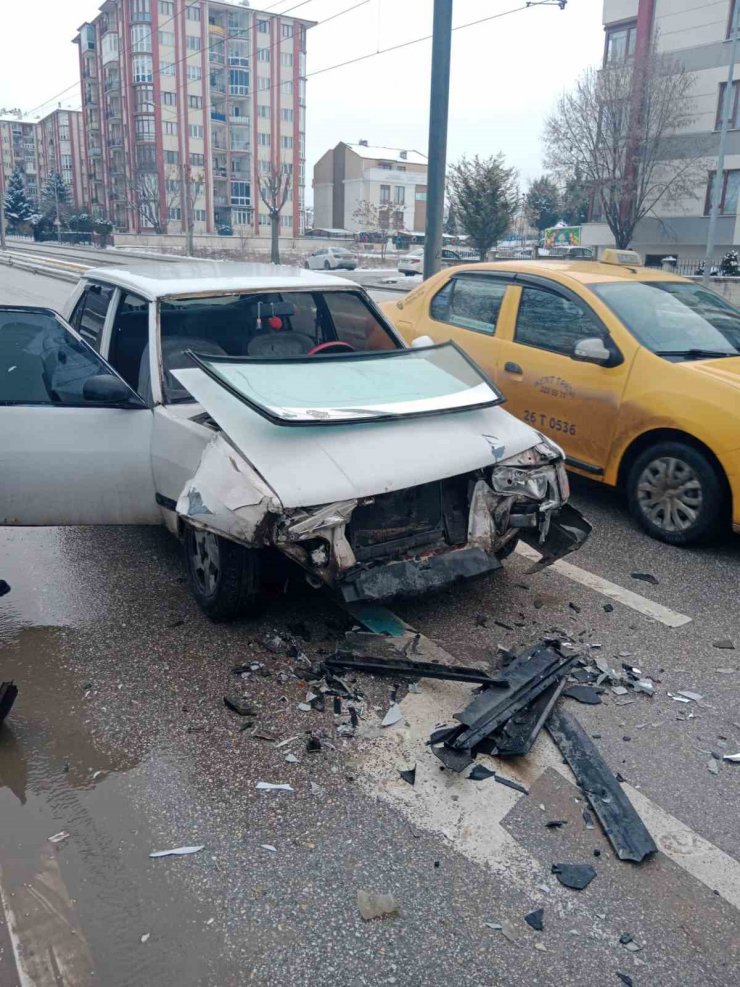 Duramayan Tofaş marka araç, ışıklarda bekleyen otomobile çarptı