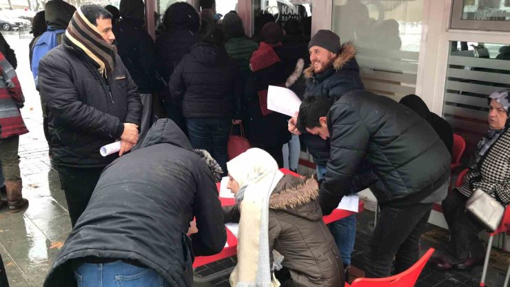 Konya’da depremzedeler için vatandaşlar kan merkezlerine akın etti