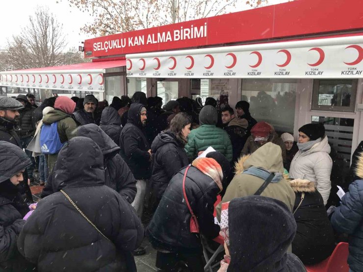 Konya’da depremzedeler için vatandaşlar kan merkezlerine akın etti