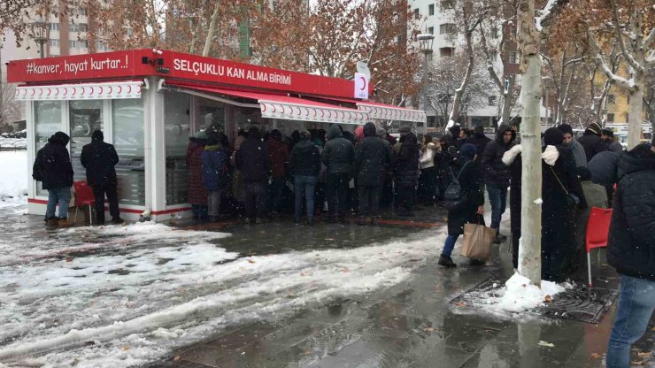 Konya’da depremzedeler için vatandaşlar kan merkezlerine akın etti