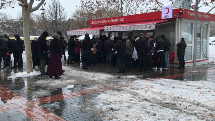 Konya’da depremzedeler için vatandaşlar kan merkezlerine akın etti