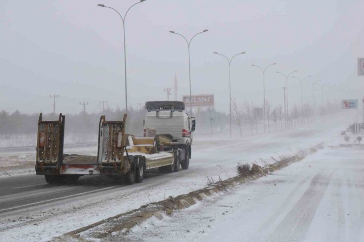 Kırşehir’de ulaşıma ’kar sürgünü’ engeli