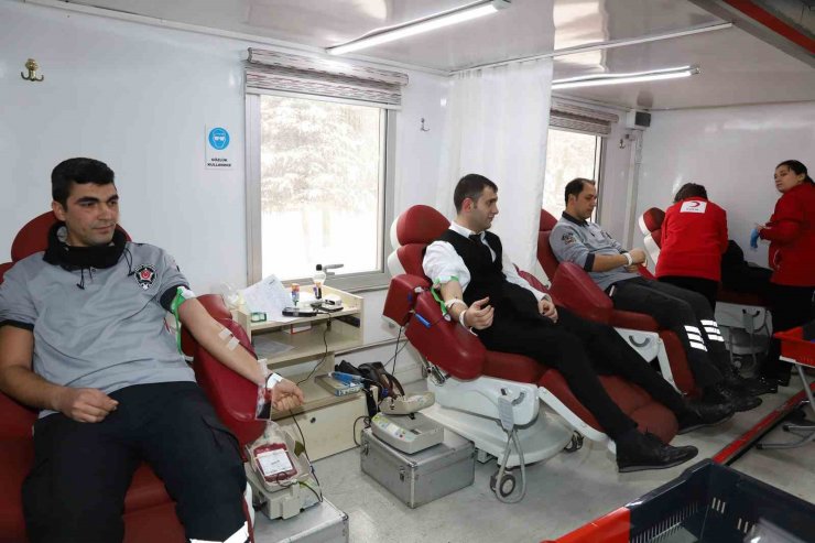 Konya Büyükşehir personeli deprem bölgesi için kan bağışında bulunuyor