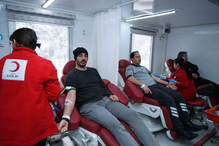 Konya Büyükşehir personeli deprem bölgesi için kan bağışında bulunuyor