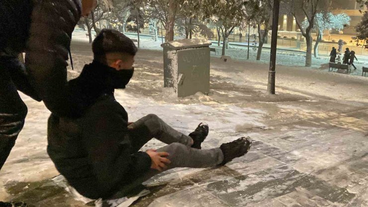 Konya’da naylon poşetli kayak keyfi