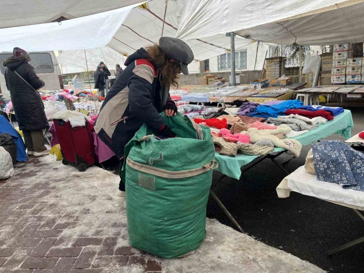 Pazarcı kadınlar deprem bölgesine yardım göndermek için bir araya geldi
