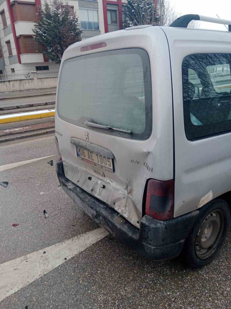 Duramayan Tofaş marka araç, ışıklarda bekleyen otomobile çarptı