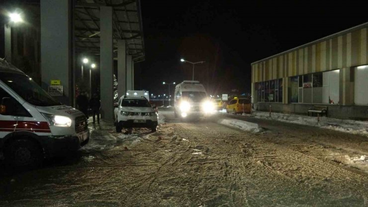 Adıyaman’da enkazdan çıkarılan anne ve bebeği tedavi için Van’a getirildi